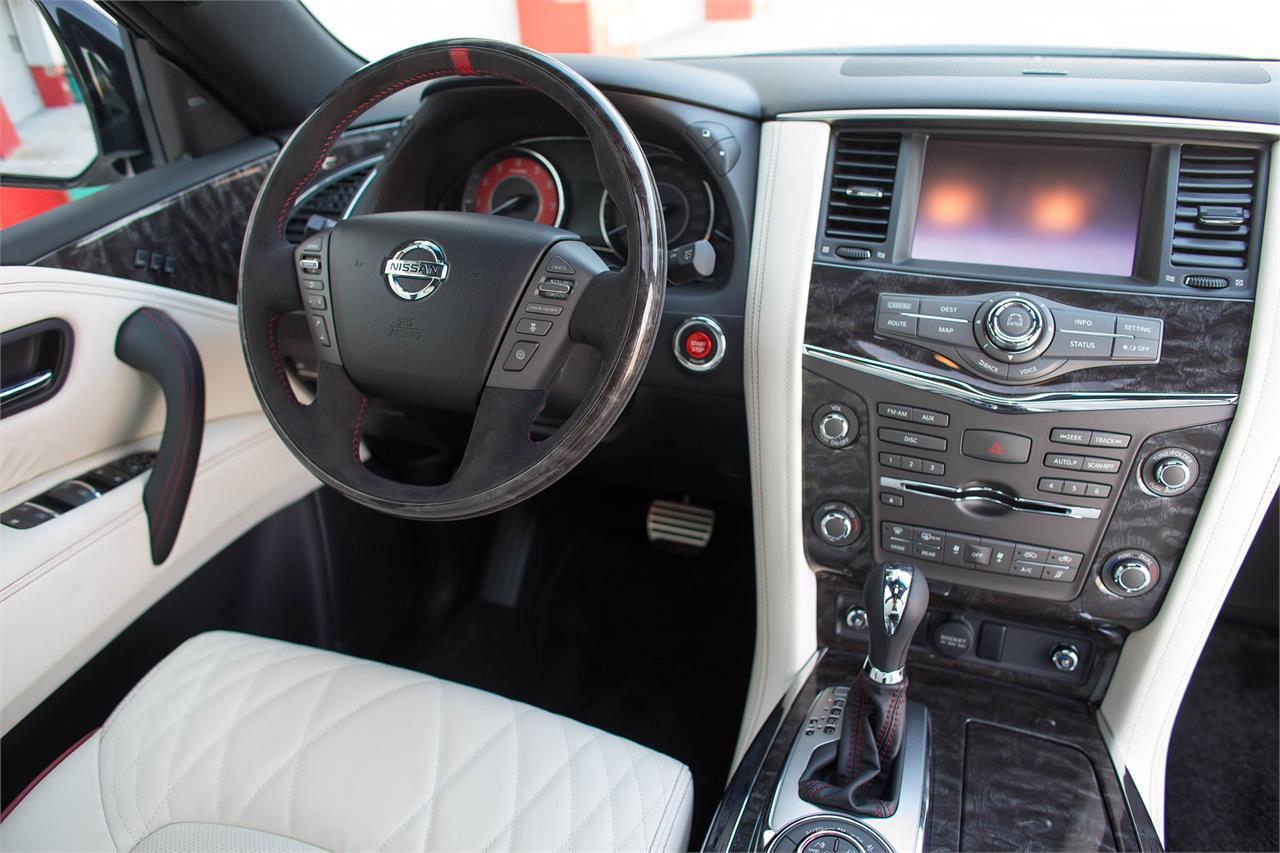 Sorprende ver una marca de referencia para la dirección en el volante de un Nissan Patrol, un detalle propio de un coche de carreras.