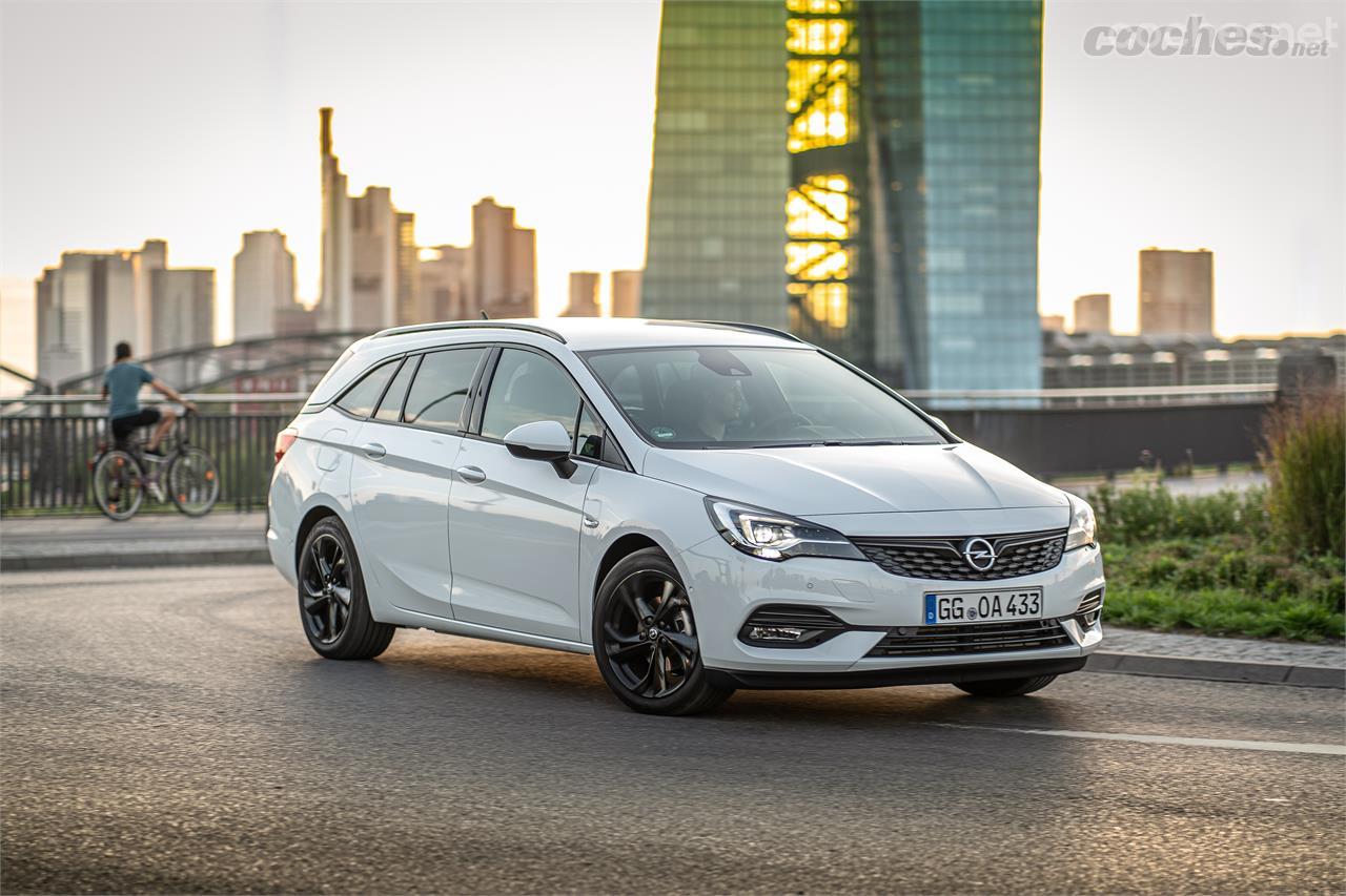 La serie especial Opel 2020 está disponible en el nuevo Astra tanto en la carrocería berlina como en la Sports Tourer de la imagen.