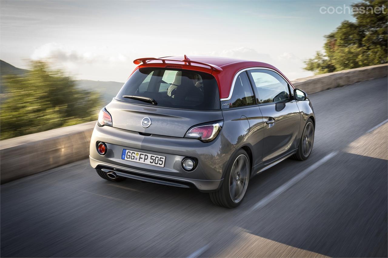 Es muy ágil en conducción deportiva pero también bastante nervioso. Un coche divertidísimo para una carretera sinuosa de montaña.