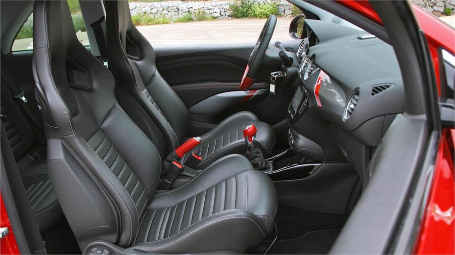 El paquete opcional Negro Cuero Adam S incluye estos fantásticos asientos Recaro tipo baquet.