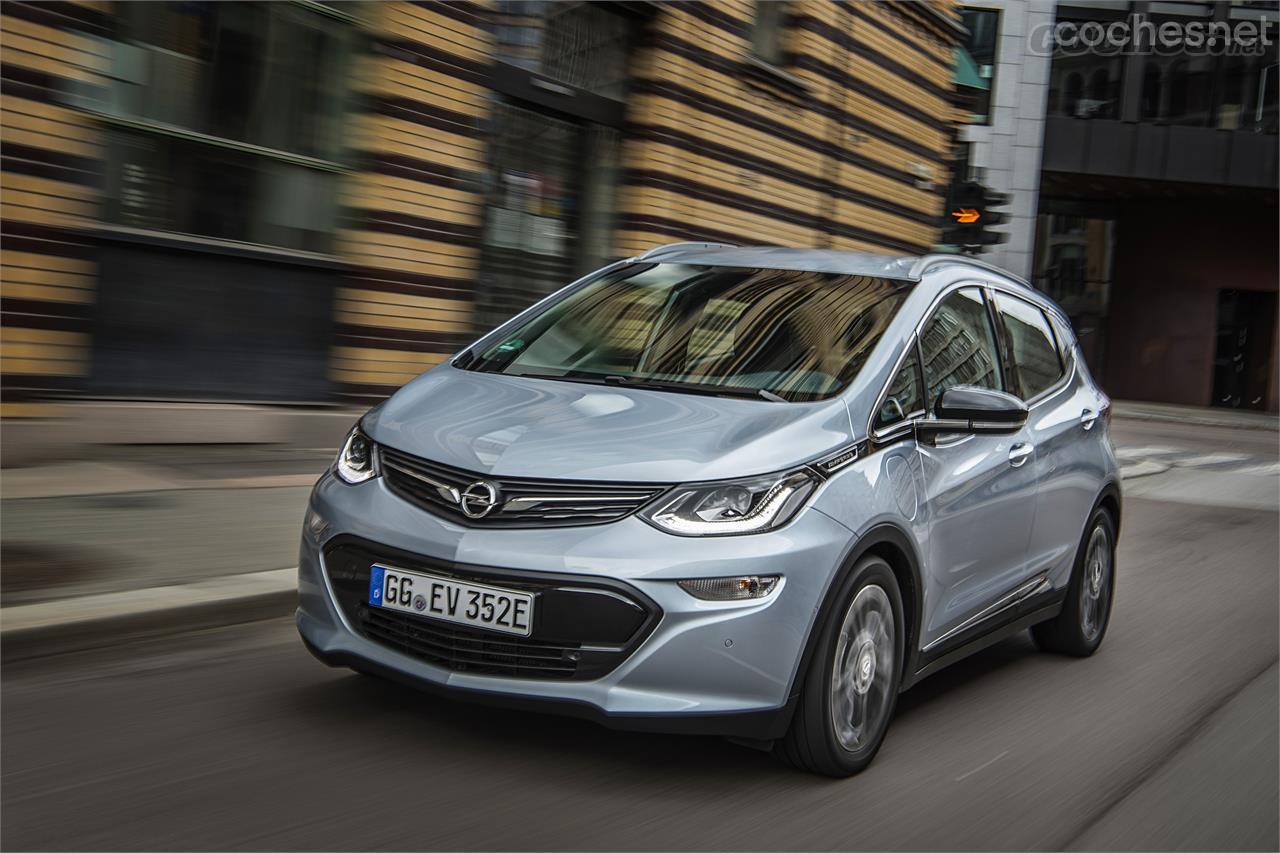 El Opel Ampera-e es uno de los modelos eléctricos más interesantes por su generosa autonomía que puede llegar a superar los 400 km.