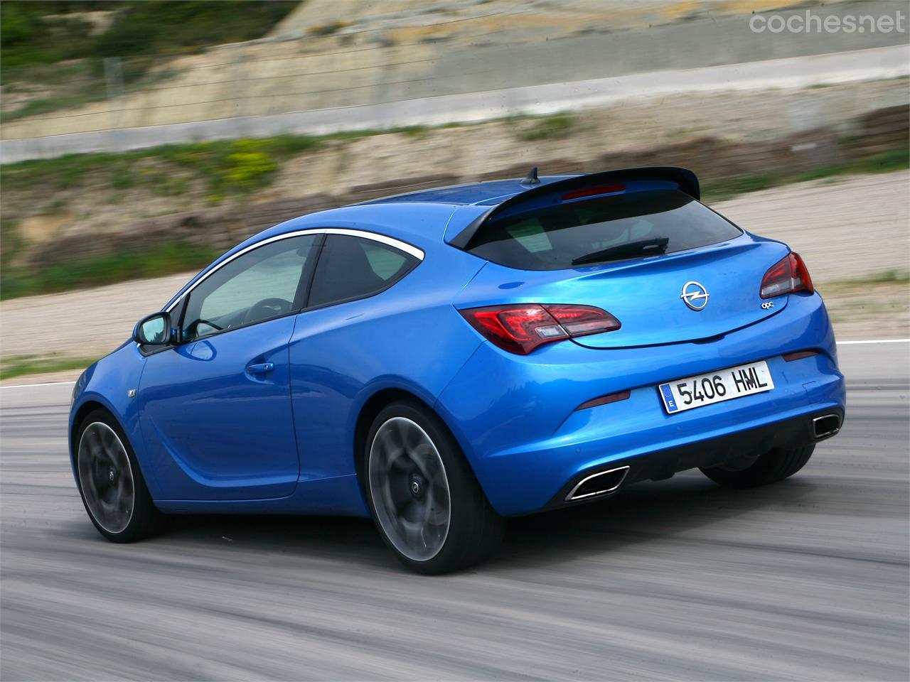 Para frenar sus 1.550 kilos, el Astra OPC dispone de unos espectaculares Brembo.