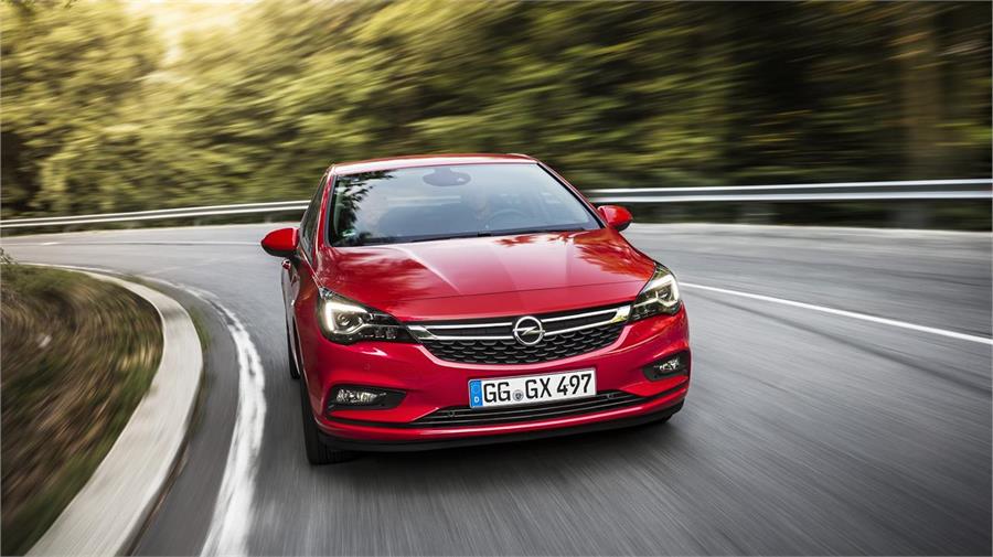 El nuevo Opel Astra es hasta 200 kilos más ligero que el anterior y monta los motores Opel de última generación. 