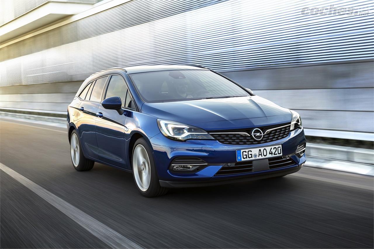 Los cambios afectan tanto a la carrocería de 5 puertas como a la versión familiar que Opel llama Sports Tourer.