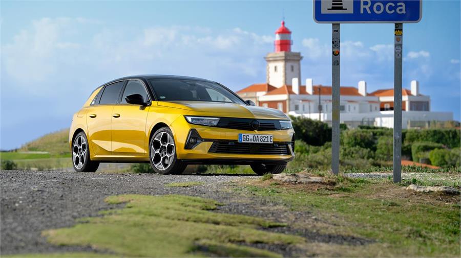 Sorprende en la estética frontal del nuevo Opel Astra la apuesta, en algunas versiones, por "esconder" el logo de la marca pintándolo de negro como la parrilla.