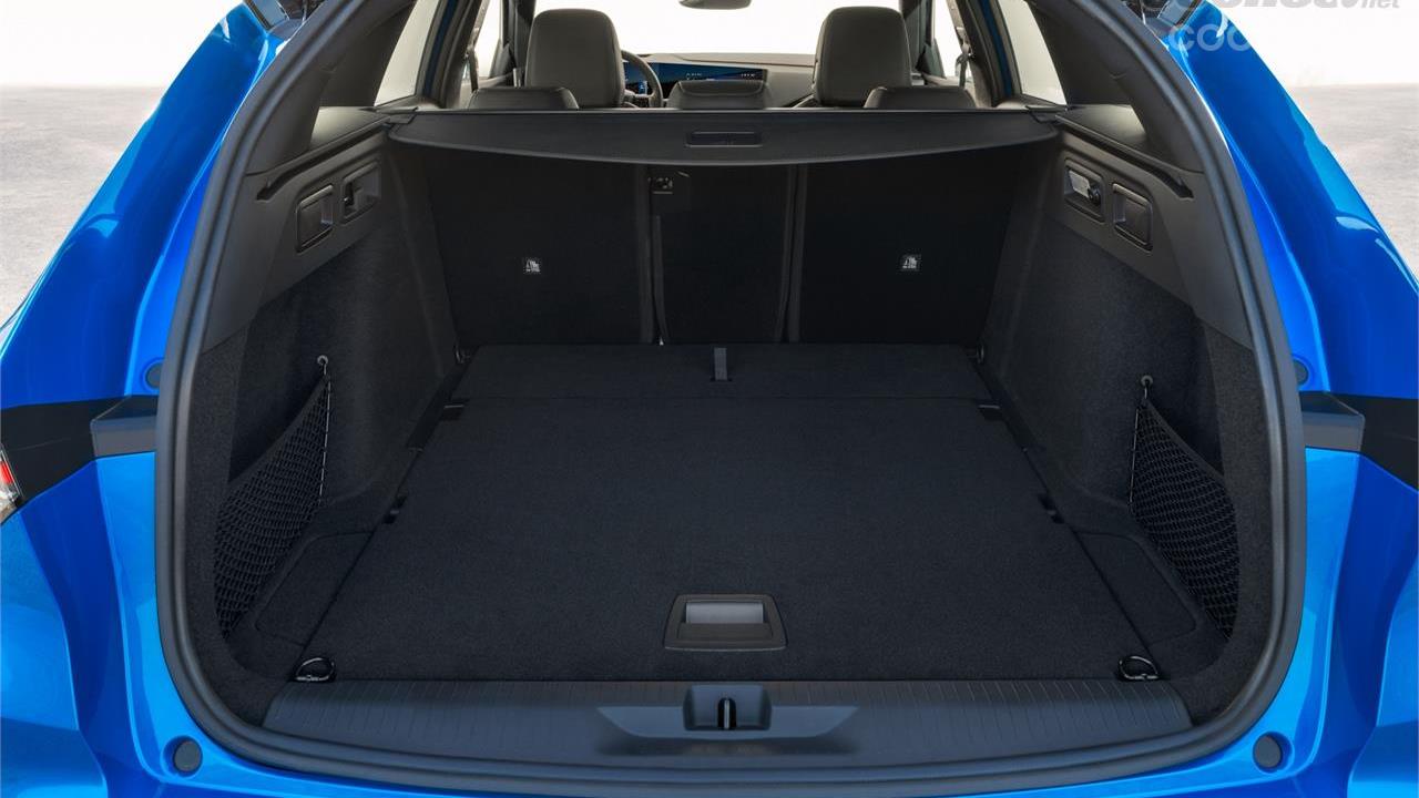 OPEL Astra Family - The trunk of the Opel Astra Sportstourer has a capacity of 597 liters as we see in this image.