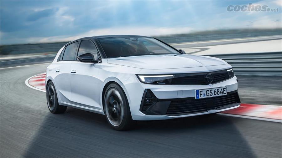 El nuevo Opel Astra GSe incorpora un sistema híbrido enchufable con 225 CV de potencia combinada y hasta 60 km de autonomía en conducción puramente eléctrica.