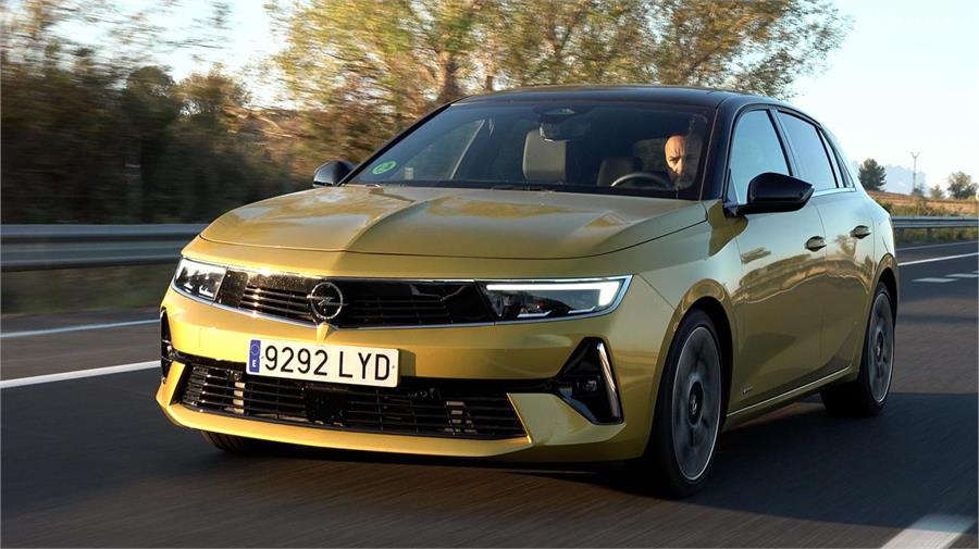 El Opel Astra 1.2 T monta un motor de gasolina de 3 cilindros y 130 CV que tiene un comportamiento alegre y refinado. 