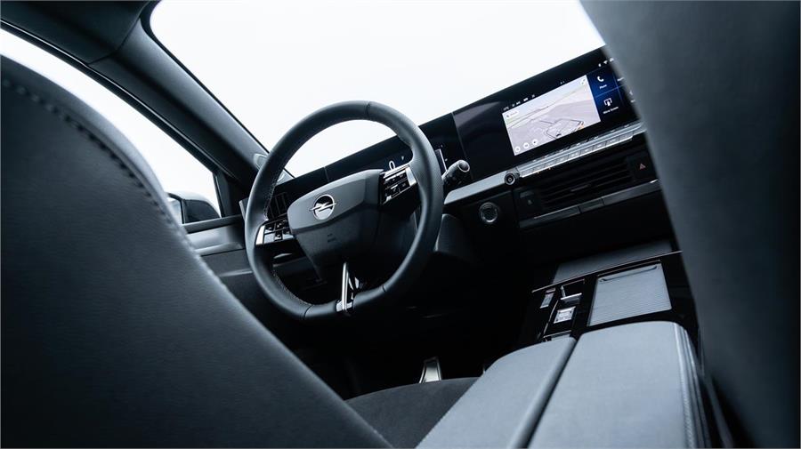 EL interior del Opel Astra es amplio y ofrece un diseño ergonómico que garantiza comodidad para los ocupantes.