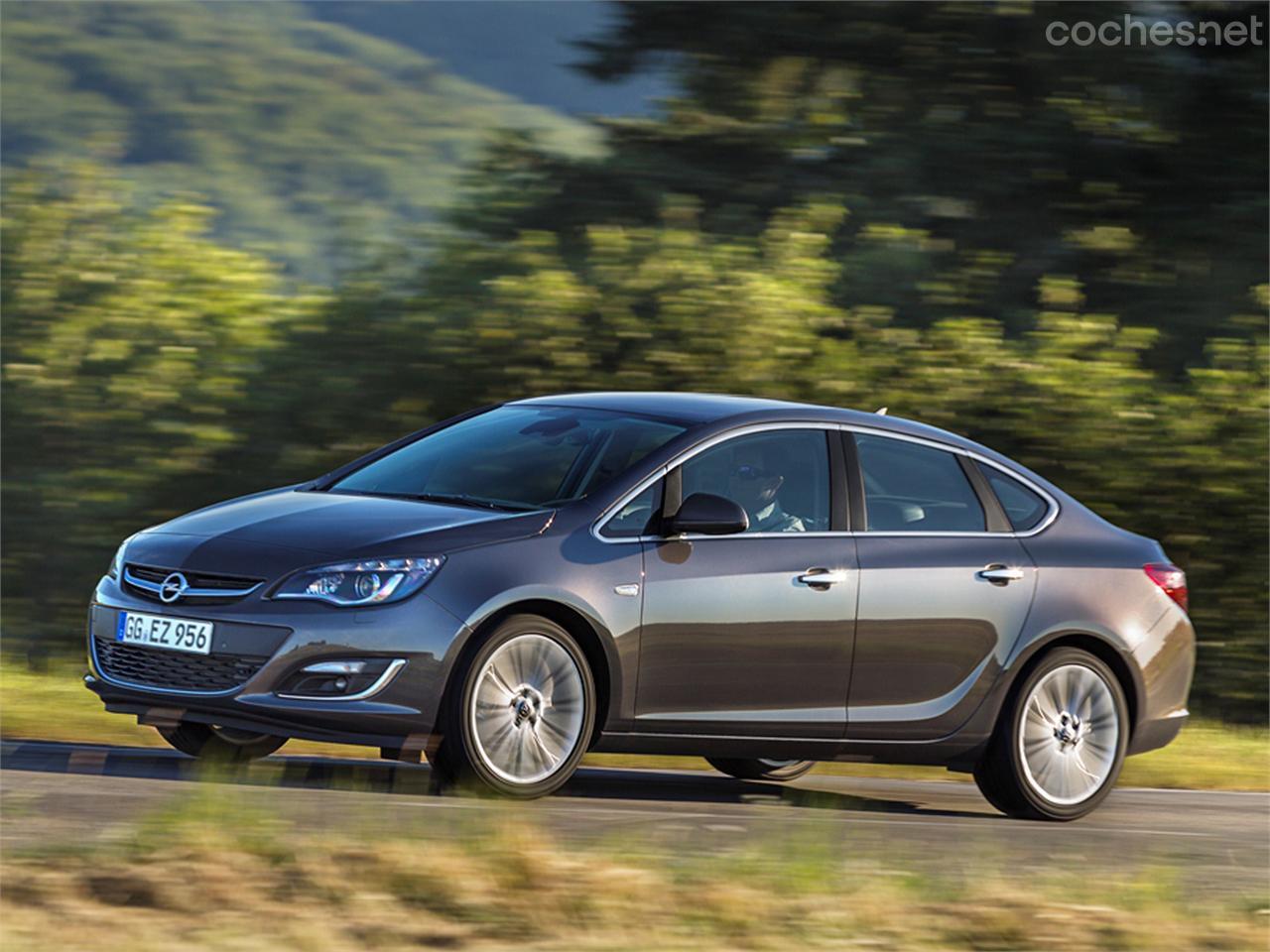 Opel Astra Sedán: Póquer al completo