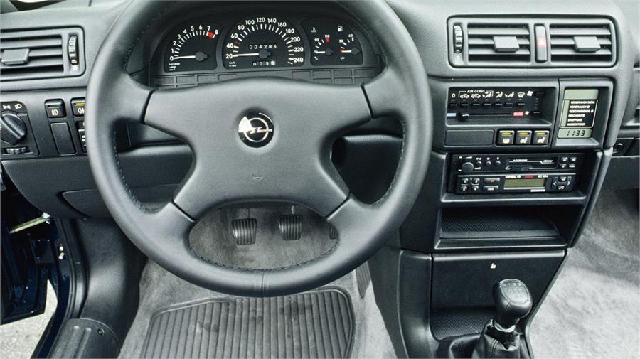 Además del Opel (Europa) y del Chevrolet (Sudamérica) con volante a la izquierda, se comercializó con volante a la derecha como Vauxhall (Reino Unido) y como Holden (Australia y Nueva Zelanda).