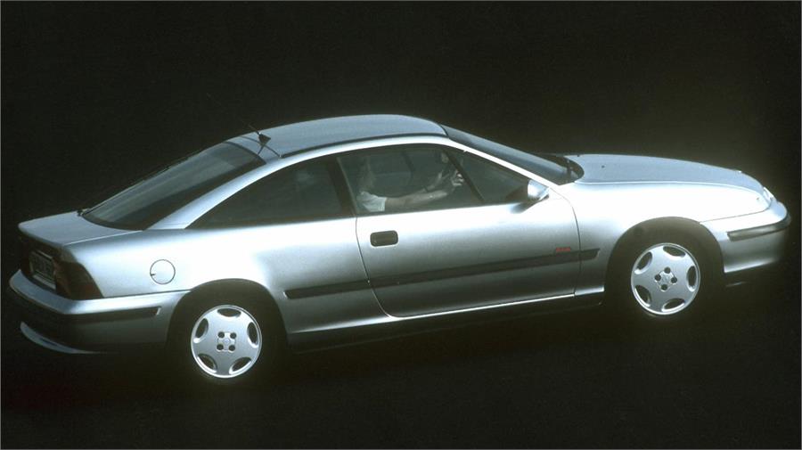 La motorización 2.0 16 válvulas Ecotec que se introdujo en 1995 reducía la potencia de 150 a 136 CV. El consumo medio de carburante también era bajaba hasta 7,7 l/100 km.