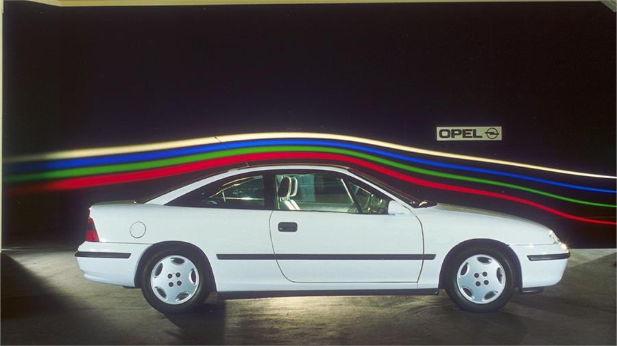 El Cd de 0.26 convirtió al Calibra en el coche de serie de gran producción más aerodinámico del mundo en 1989, un récord que siguió ostentando hasta 1999.