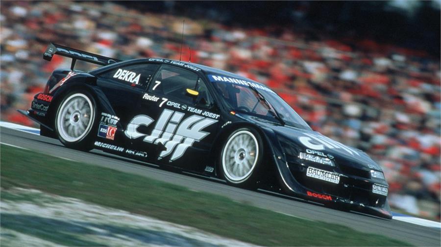 El piloto alemán Manuel Reuter se impuso a Bernd Schneider (Mercedes-Benz) y a Alessandro Nannini (Alfa Romeo) con su Opel Calibra para ganar la edición 1996 del ITC.