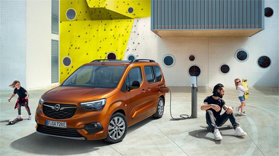 Opel lanza el Combo-e Life, la versión 100% eléctrica. Se ofrece con una o dos puertas laterales, en dos longitudes y con 5 o 7 plazas.