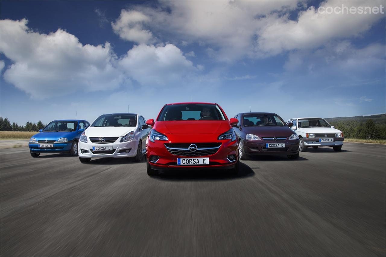 Opel ha vendido más de 12,4 millones de las cuatro generaciones anteriores del Corsa, aquí escoltando al nuevo en orden, de izquierda a derecha de segundo, cuarto, quinto, tercero y primero.