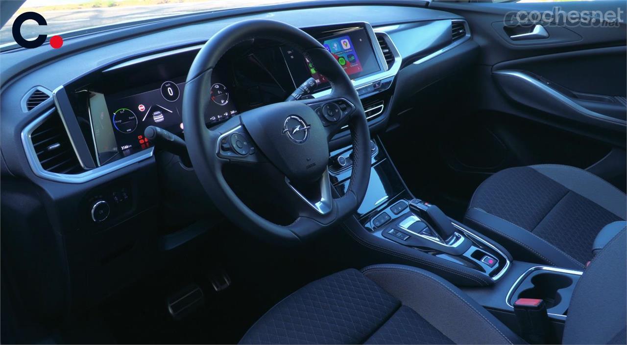 El interior  del Opel Grandland PHEV 224 CV Gs Line ofrece una buena sensación de calidad, y el diseño se percibe moderno y actual. 