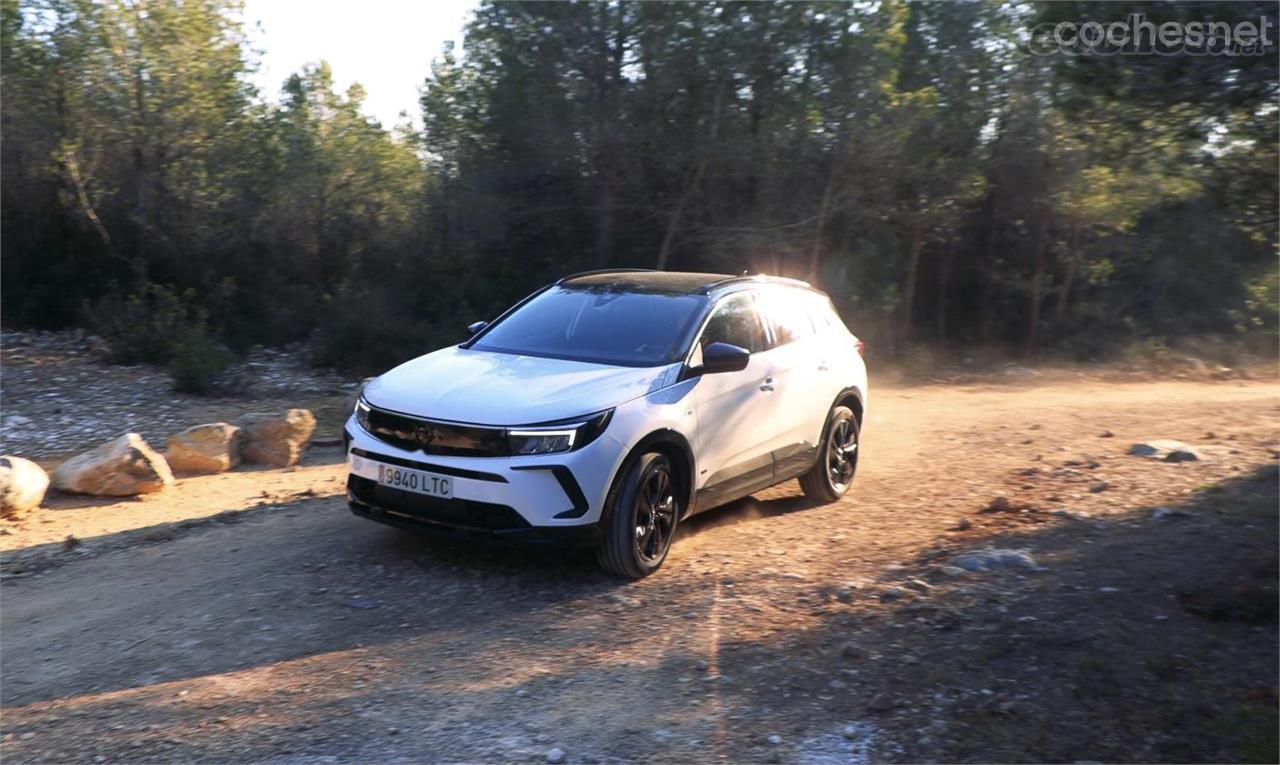 Esta versión PHEV del Opel Grandland es de tracción delantera, por lo que las escapadas al monte deben ser sólo por pistas en muy buen estado. 