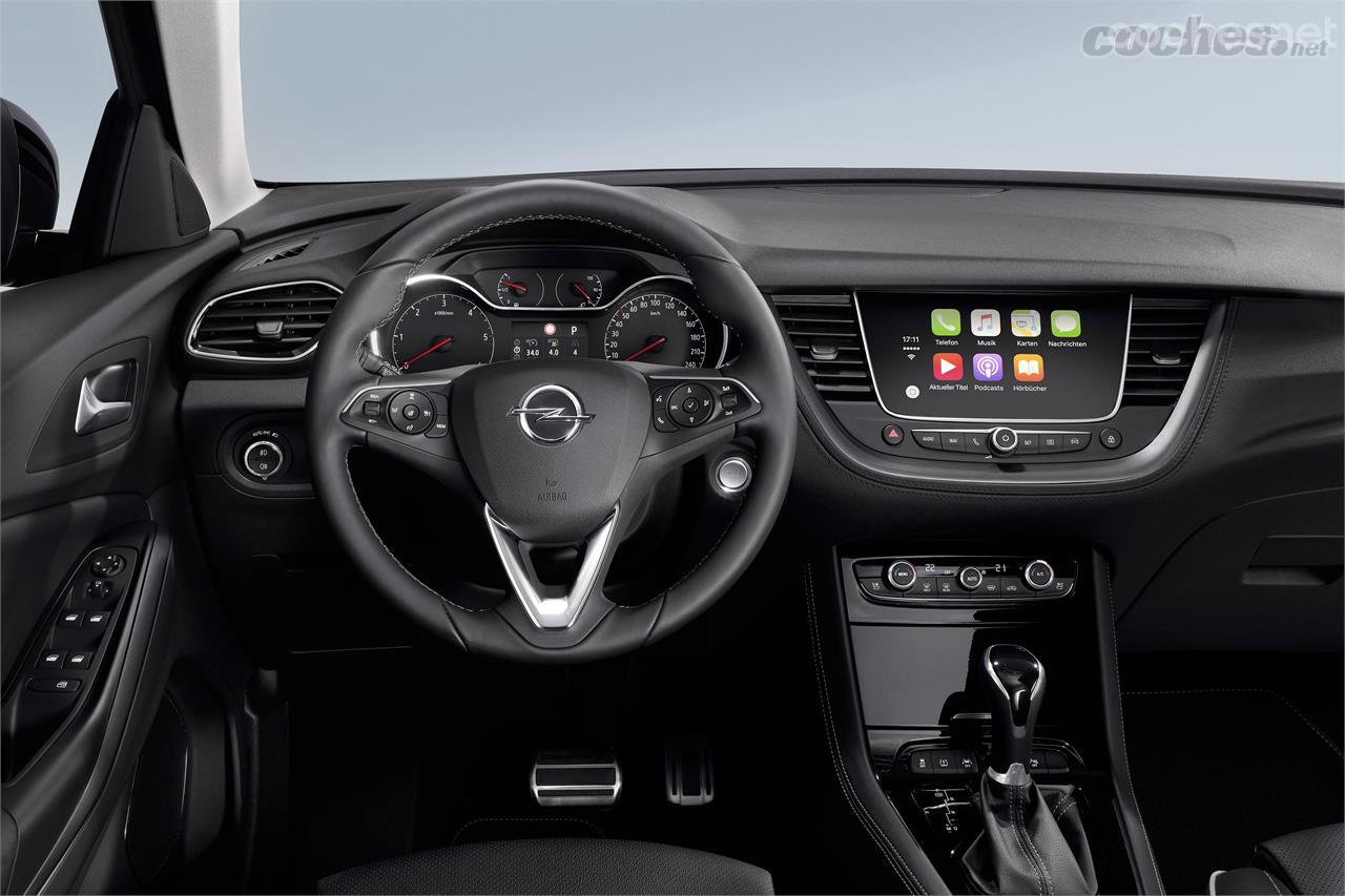 El diseño interior del Grandland es mucho más convencional que el de su primo, el Peugeot 5008, con el que comparte chasis y motores.