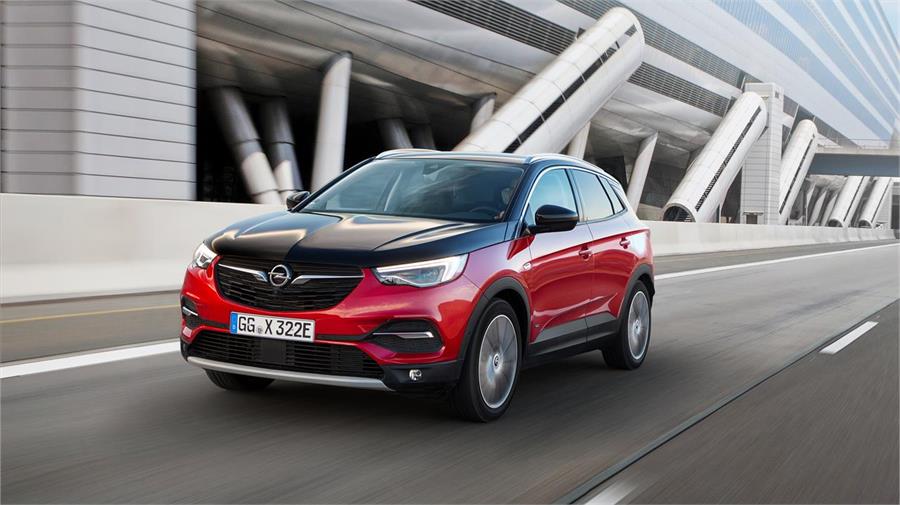 El Opel GrandlandX Hybrid4 ofrece una considerable potencia (300 CV) con un consumo medio de combustible de 2,2 l/100km., en teoría.
