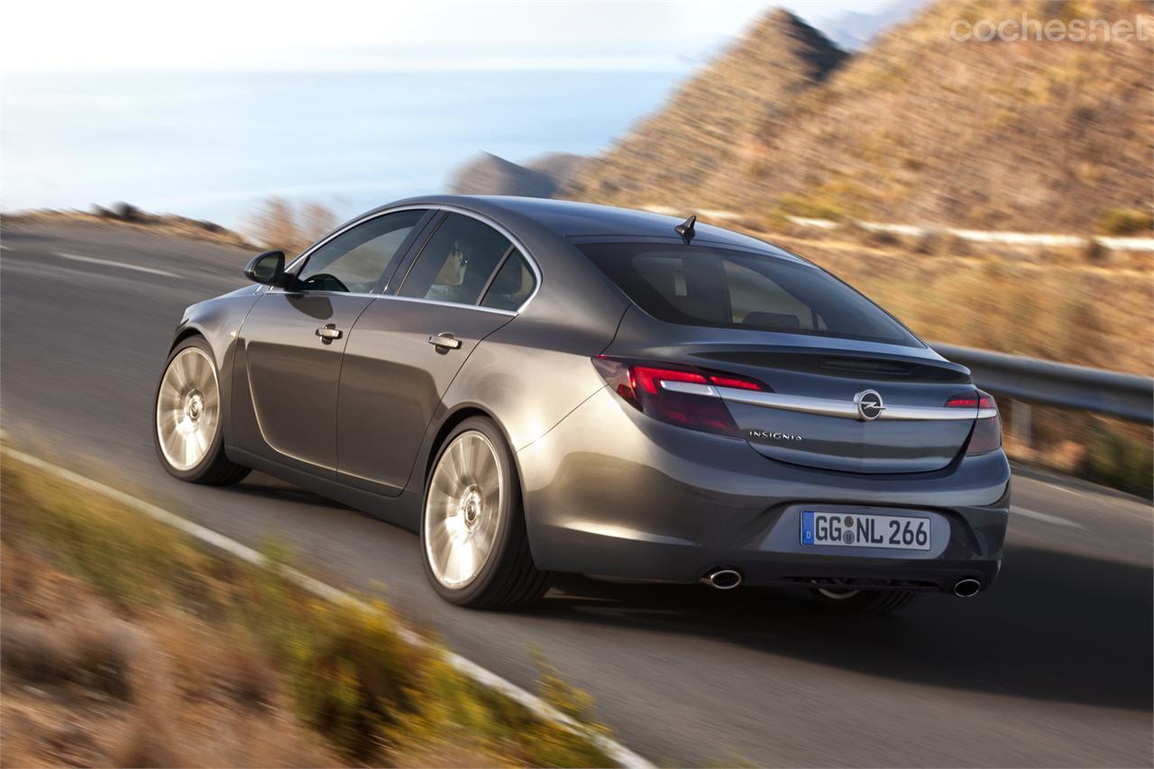 Opel Insignia. La franja cromada entre los pilotos traseros sirve de nexo de unión entre los pilotos.