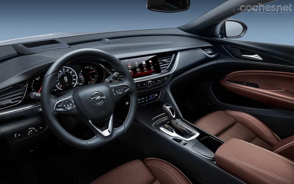Interior del habitáculo del nuevo Opel Insignia. El nuevo diseño y los nuevos materiales dan una buena apariencia, al menos en la foto. 