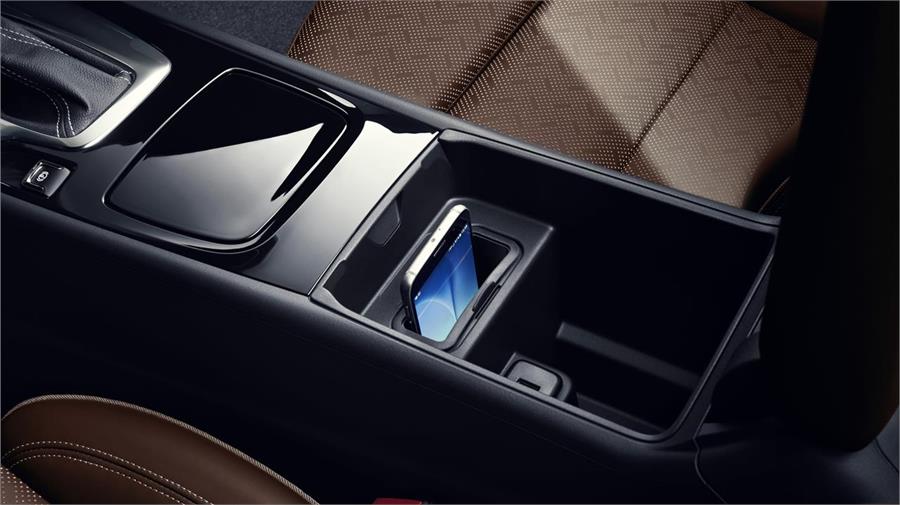 En este pequeño hueco podemos dejar descansar el smartphone. El coche ofrece conexión  Android Auto y Apple CarPlay. 