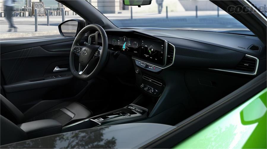 Presentación interior del salpicadero de "estilo Mercedes" con dos pantallas sucesivas. Los mandos del climatizador quedan separados de las pantallas.