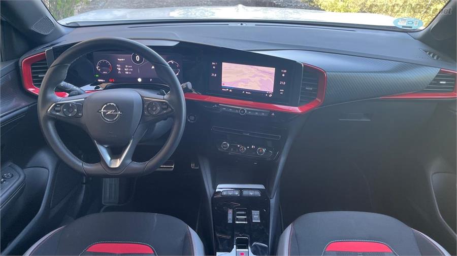 En el Opel Mokka sorprende la doble pantalla perfectamente integrada y con la central claramente orientada hacia el conductor