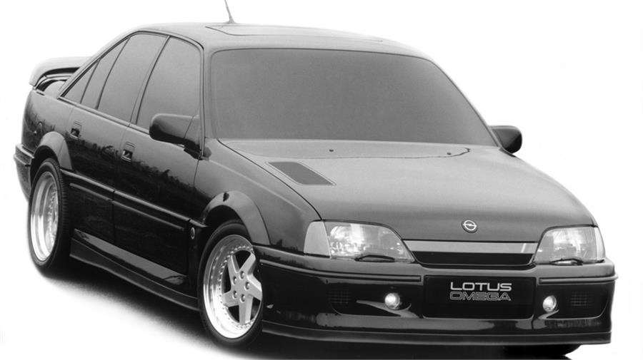 Este es el prototipo del Opel-Lotus Omega que la firma del rayo presentó en su stand del Salón de Ginebra de 1989.