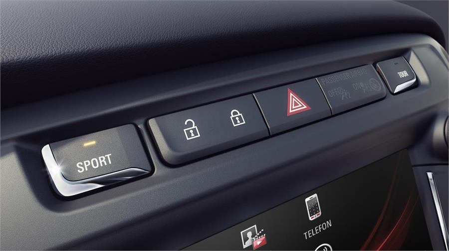 Encima de la pantalla digital se han colocado los pulsadores para activar los programas Sport y Touring del chasis adaptativo. 