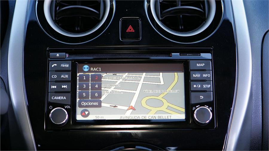 En esta pantalla táctil, además de ofrecer funciones de audio y navegación, puede verse una imagen cenital del coche con las cuatro cámaras 360º