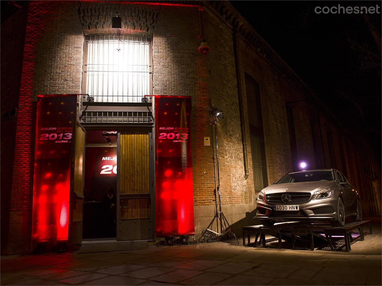 El evento tuvo lugar en la Real Fábrica de Tapices de Madrid. El coche premiado se expuso en el exterior. 