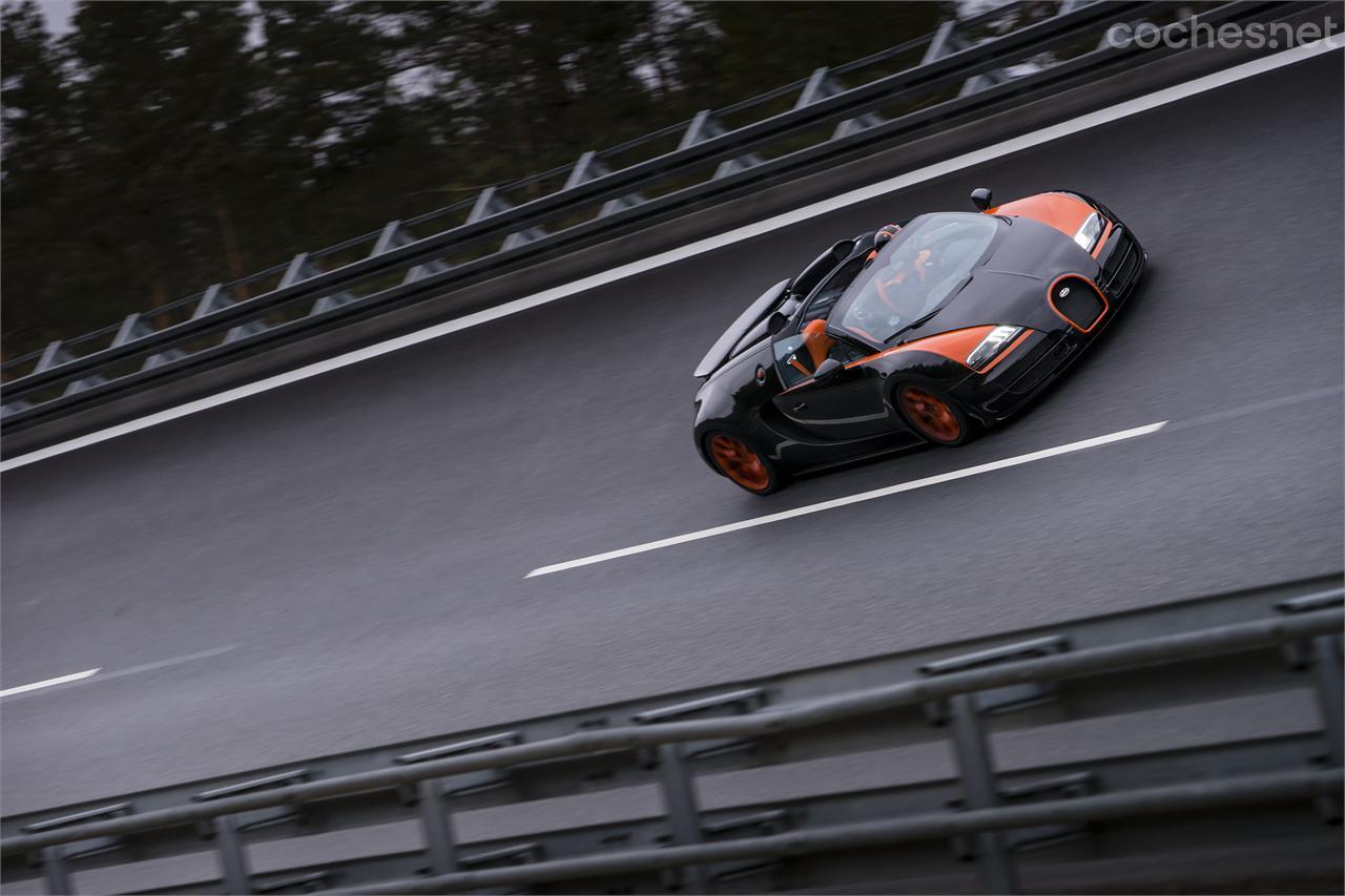 El Bugatti Veyron 16.4 Grand Sport Vitesse tiene su velocidad limitada a 375 km/h, aunque puede rodar más rápido.