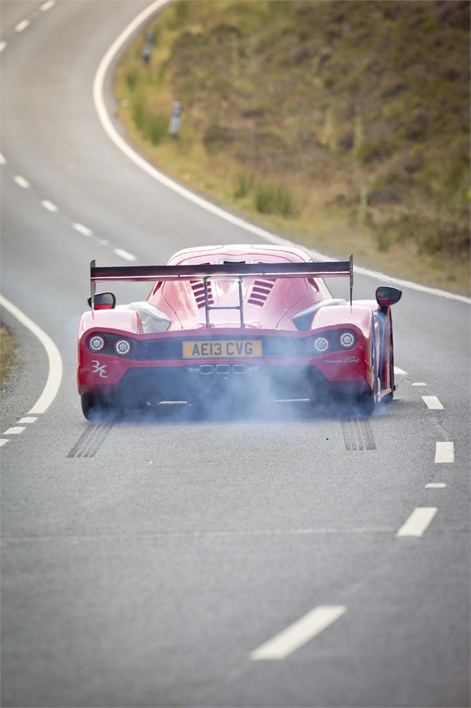 El gigantesco alerón trasero es uno de los elementos aerodinámicos que más llaman la atención. La carrocería del RXC Turbo es capaz de generar hasta 900 kilos de carga a alta velocidad.