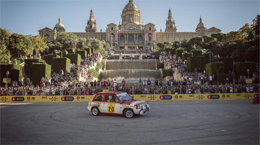 El jueves, Montuïc se llenó al completo para ver los coches en acción. En la imagen, en el 360 delante del Palacio Real.