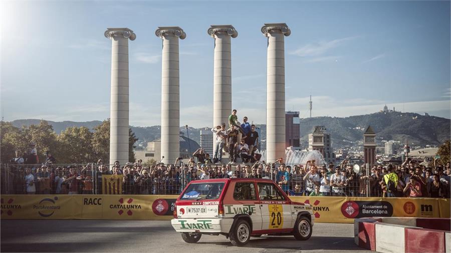 Los aficionados al mundo de los rallies abarrotaron los laterales del trazado de Montjuïc.