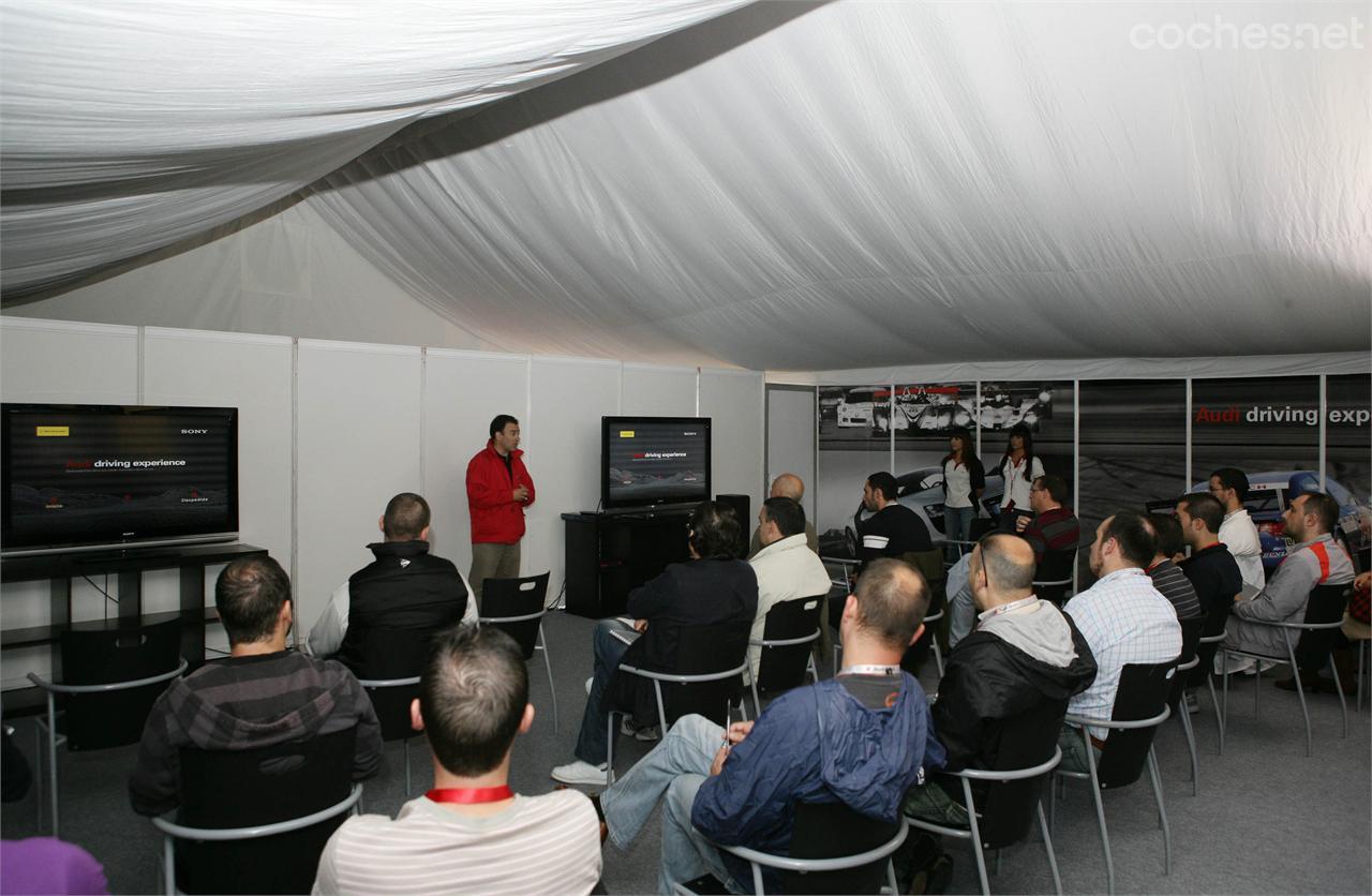 Antes de salir a pista para rodar con los coches, los participantes reciben una instrucción teórica por parte de monitores especializados.