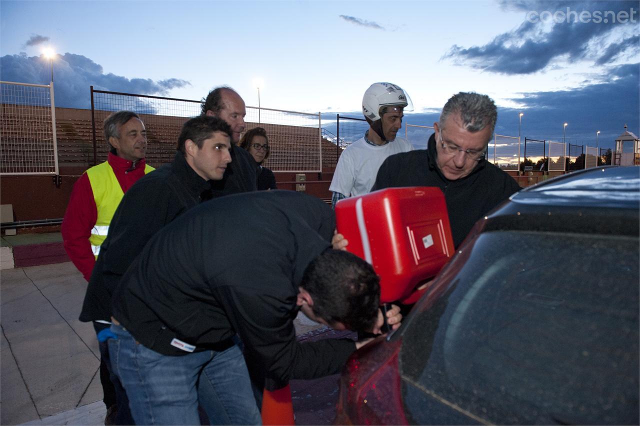 Primera carga de combustible, al anochecer