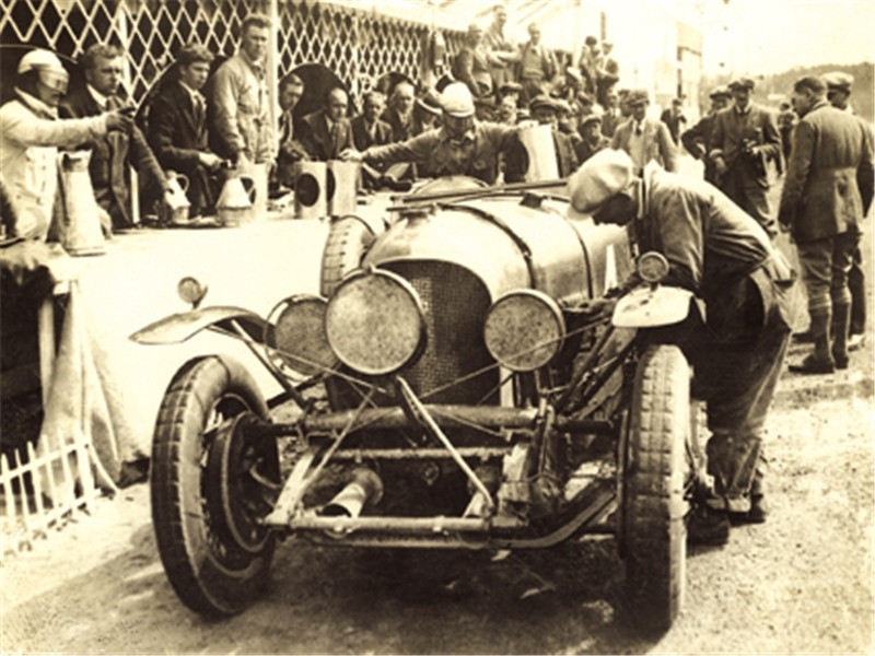 Bentley 4 1/2 Litre Ganador de las 24 Horas de Le Mans de 1928 con los pilotos Woolf Barnato y Bernard Rubin.