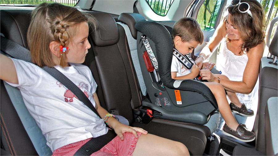Sillas infantiles: Cómo deben viajar los niños en el coche, Análisis en  español
