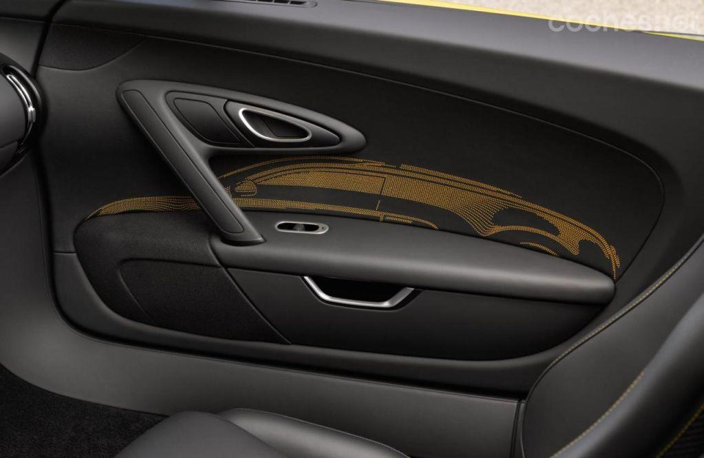 La silueta del Veyron en los paneles de la puerta se ha conseguido perforando un cuero bicolor.
