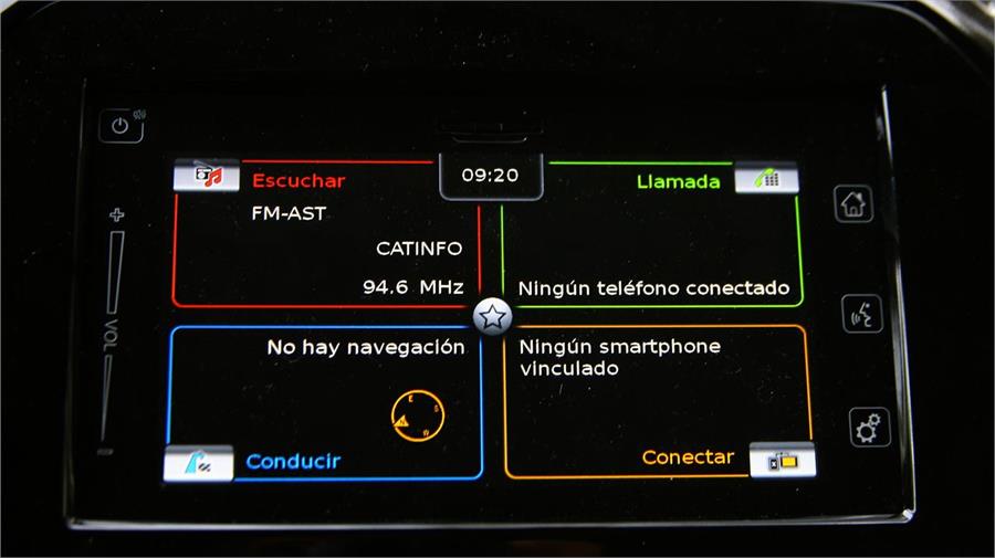 La interface del sistema de información, audio y navegación muestra este aspecto, nada sofisticado pero sí muy funcional. 