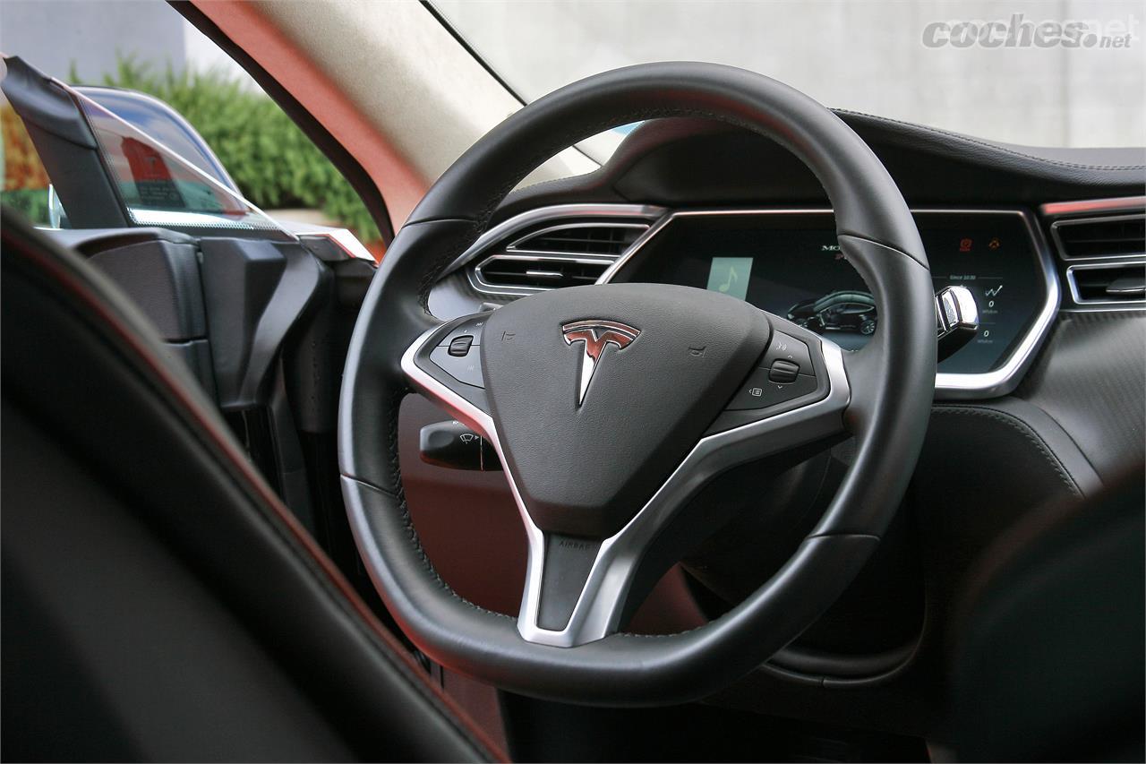 El interior de este coche es bastante minimalista. No hay botón de arranque, y sólo dos pantallas decoran el salpicadero. Una de ellas es la situada en el cuadro de instrumentos. 