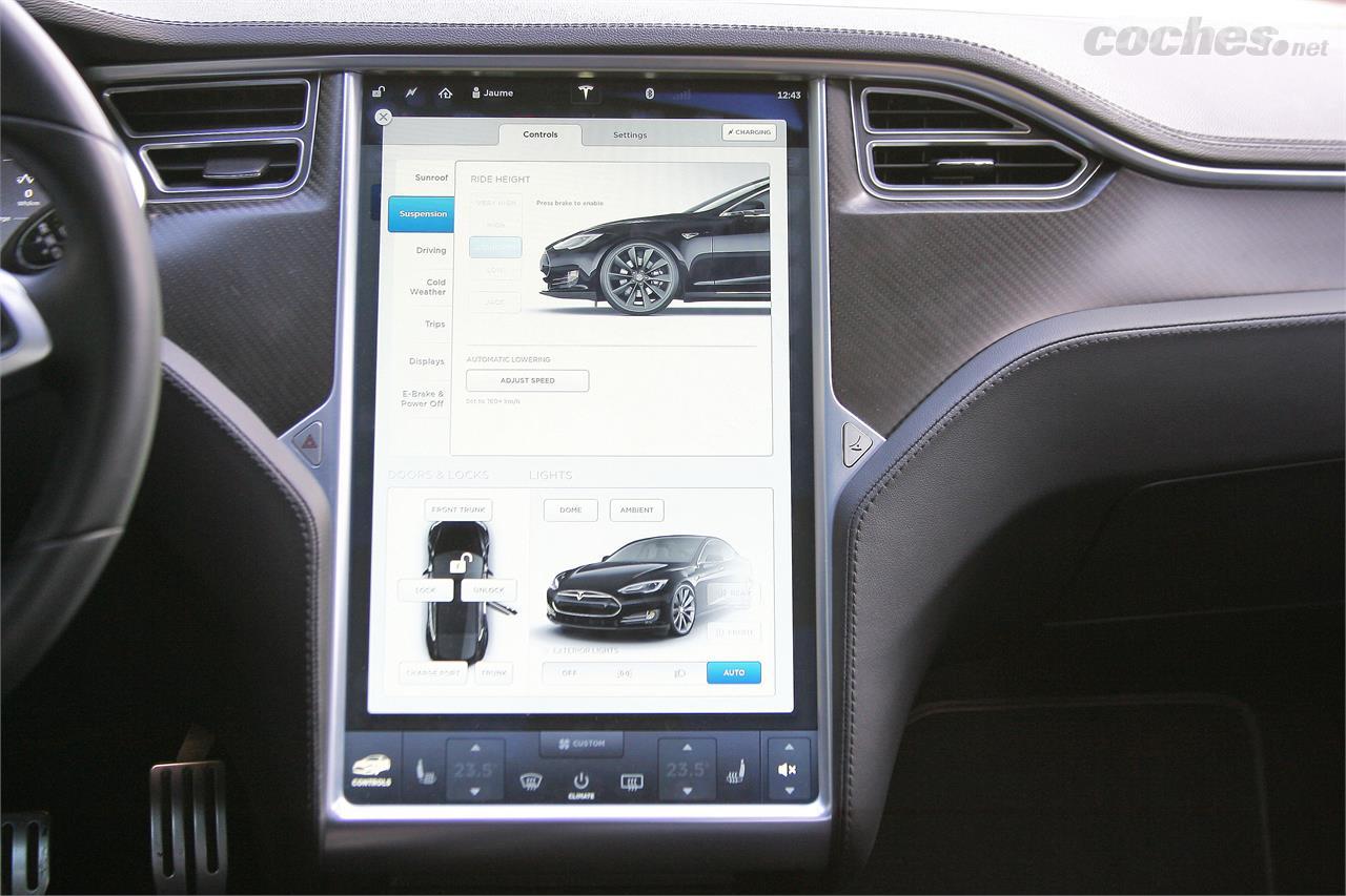 A través de la gran pantalla táctil de 17", que bien podría ser un portátil colocado en posición vertical, se controlan todos los sistemas del coche. 