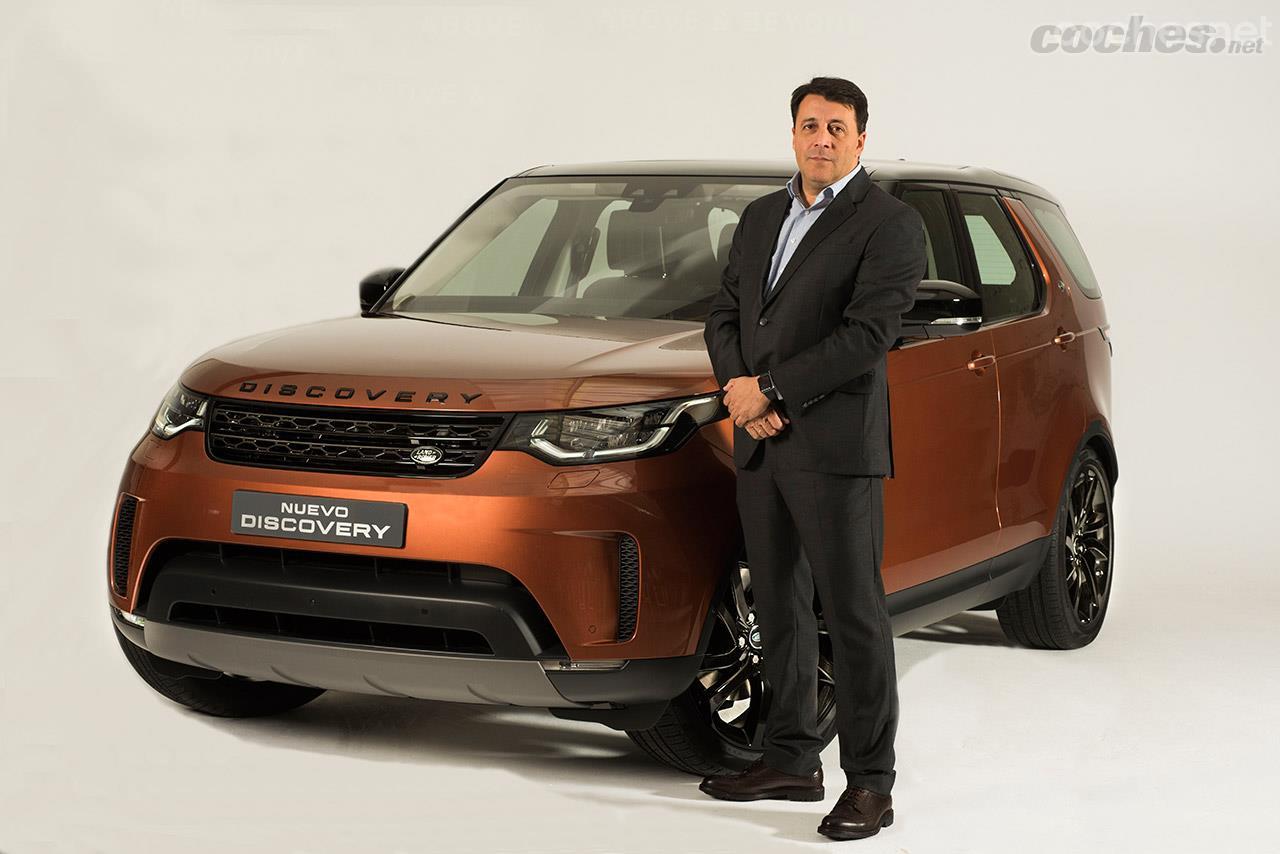 Luis Antonio Ruiz, Presidente y Consejero Delegado de Land Rover España, posa junto al nuevo Discovery en Madrid.