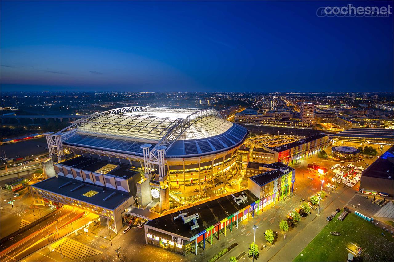 Las baterías usadas de un Nissan Leaf pueden tener segundos usos. Si juntamos 280 de ellas, podremos "encender" el Amsterdam Arena, por ejemplo.