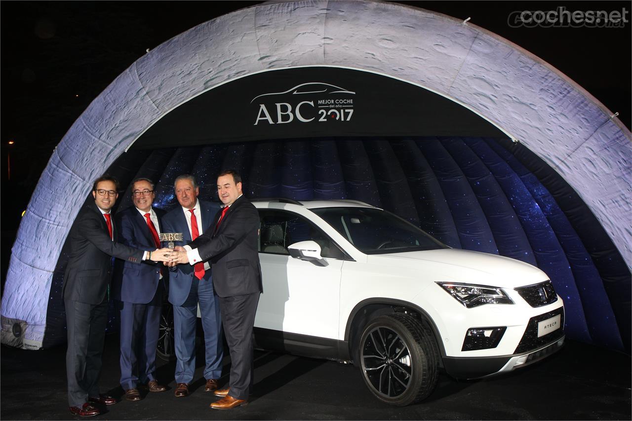 Pablo Cofán, Mikel Palomeras, Ramón Paredes y Fernando Salvador, con el premio que acredita al Seat Ateca como "Mejor Coche del Año" de ABC.