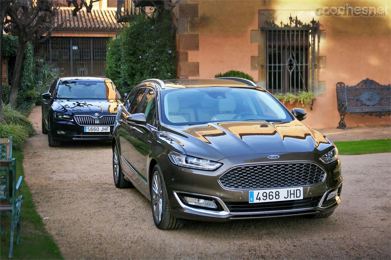 La parrilla delantera y el resto de incontables detalles cromados hacen que la carrocería del Vignale se distinga de la de un Mondeo normal.