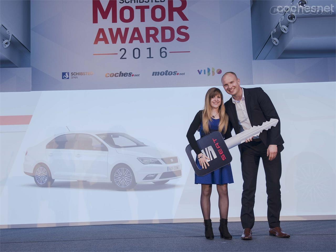 Lars Vangen Jordet, Director de Motor en Schibsted Spain, entrega la llave simbólica del Seat Toledo que se entregó como premio. 